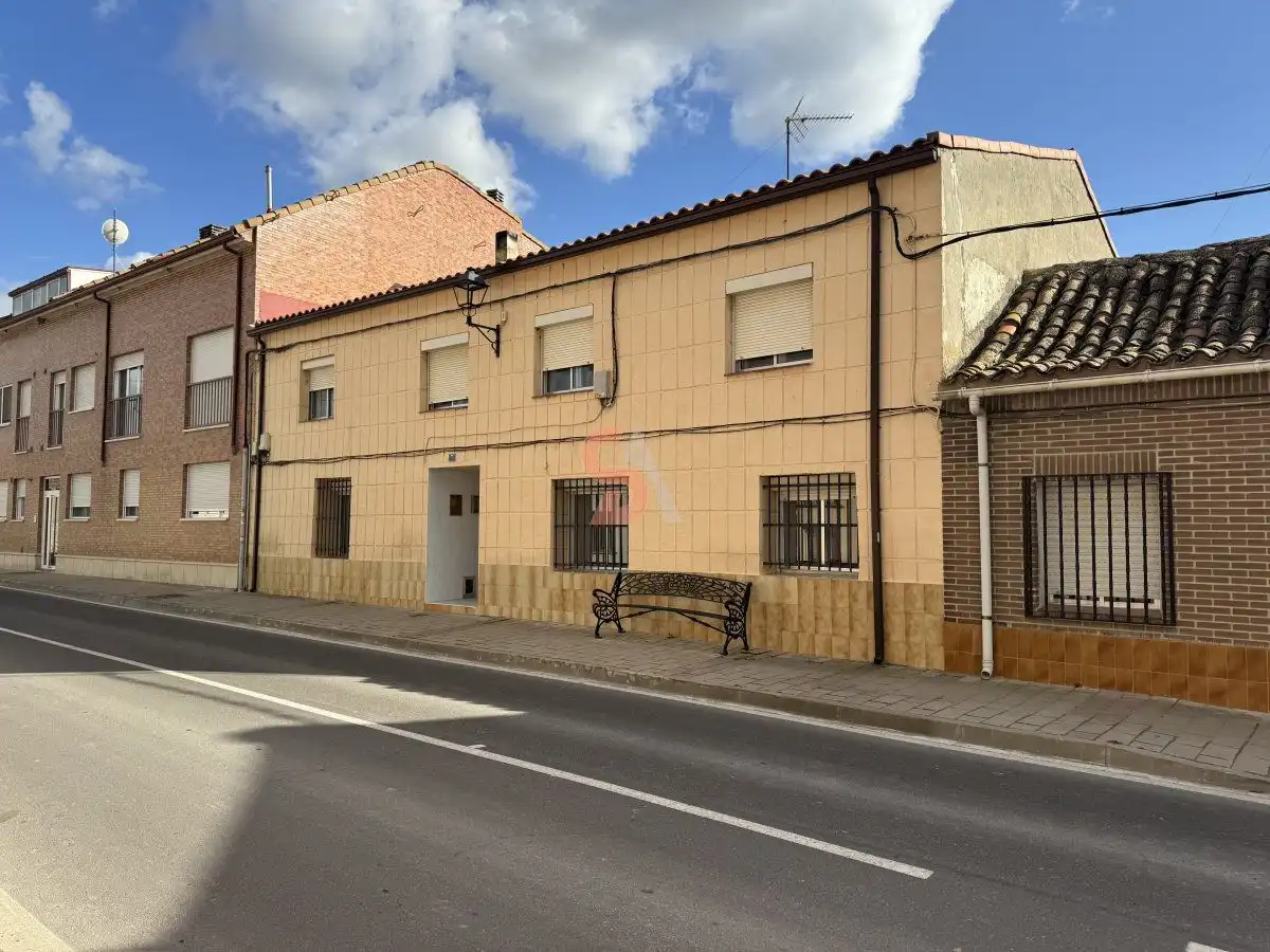 Vista exterior de Casa o xalet en venda en Renedo de Esgueva amb Calefacció