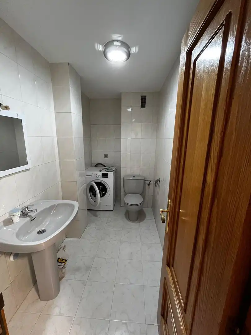 Badezimmer von Wohnung zur Miete in Ponferrada mit Heizung und Balkon