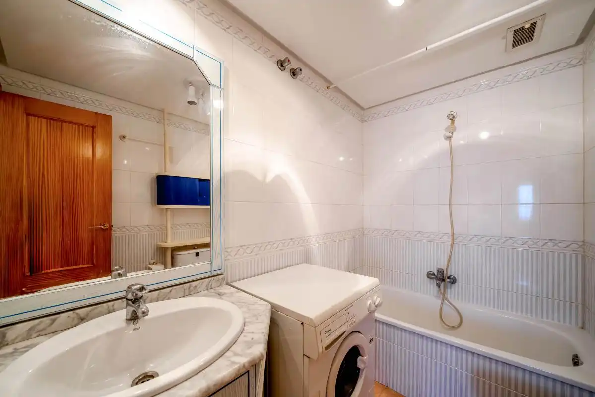 Baño de Ático en venta en Torrevieja con Calefacción y Piscina
