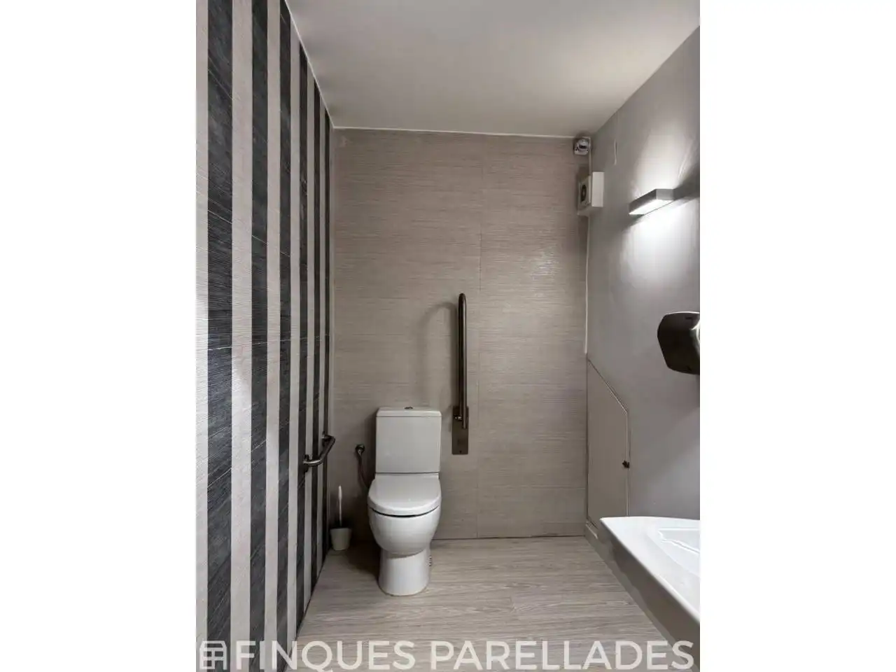 Badezimmer von Büro zur Miete in Sitges mit Klimaanlage und Heizung
