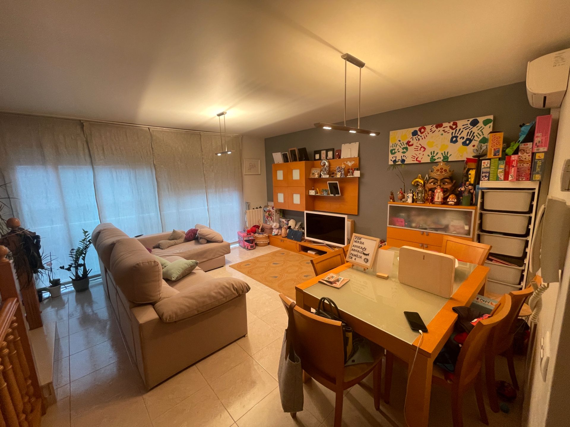 Sala de estar de Casa adosada en venta en Olot con Aire acondicionado, Calefacción y Balcón