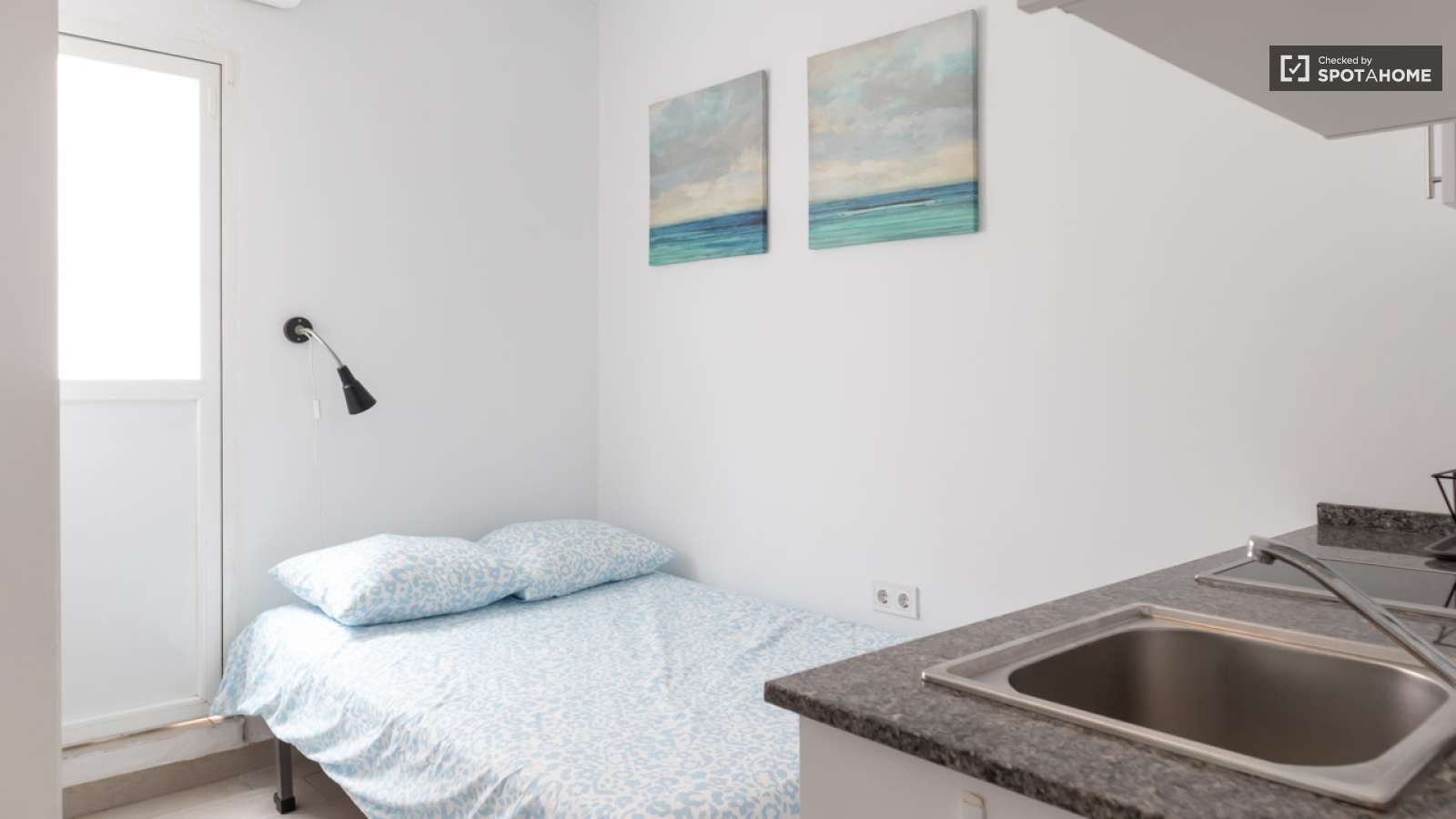 Bedroom of Study to share in  Madrid Capital  with Air Conditioner and Terrace