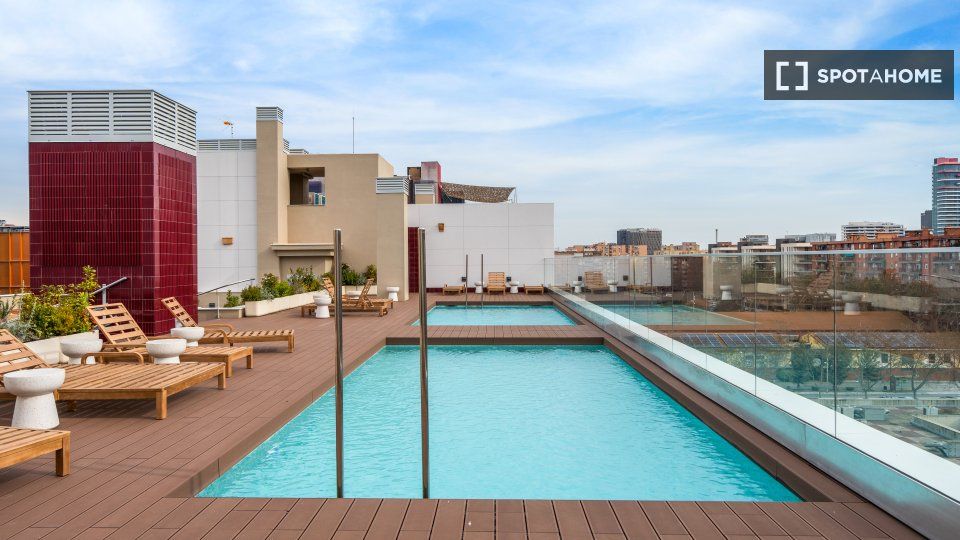 Swimming pool of Flat to rent in  Barcelona Capital  with Air Conditioner, Heating and Furnished