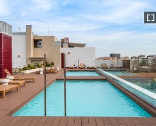 Swimming pool of Flat to rent in  Barcelona Capital  with Air Conditioner, Heating and Furnished