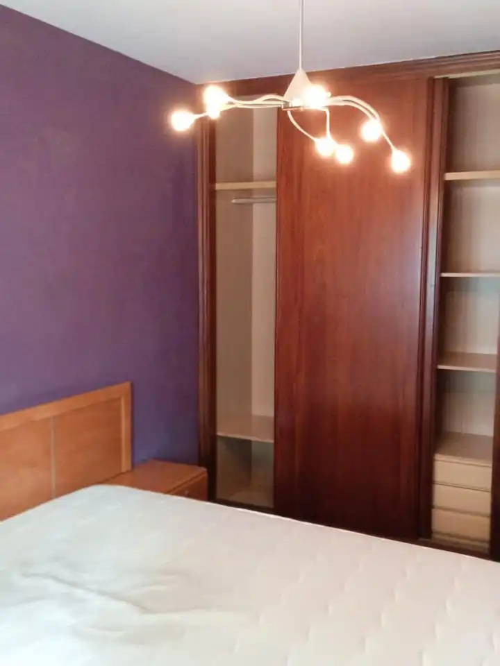 Habitación de Planta baja en venta en Santiago de Compostela  con Calefacción, Trastero y Amueblado