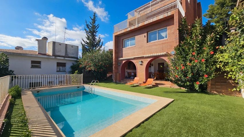 Swimming pool of House or chalet for sale in  Barcelona Capital  with Air Conditioner, Heating and Private garden