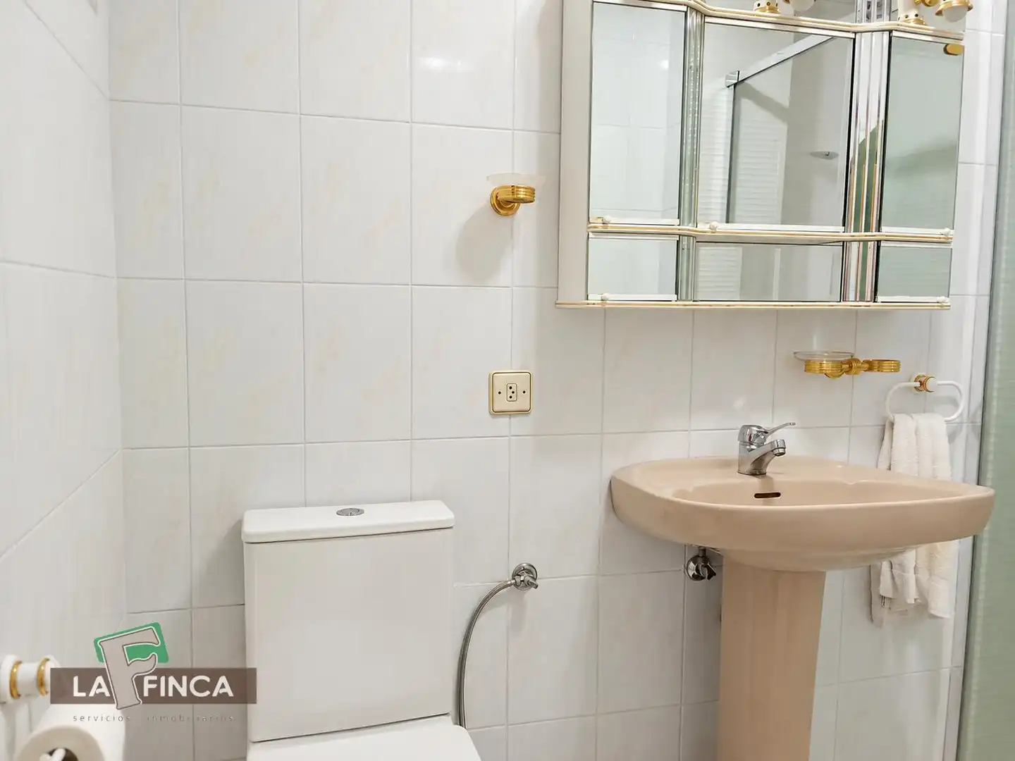 Bany de Pis en venda en Gijón  amb Calefacció, Parquet i Moblat