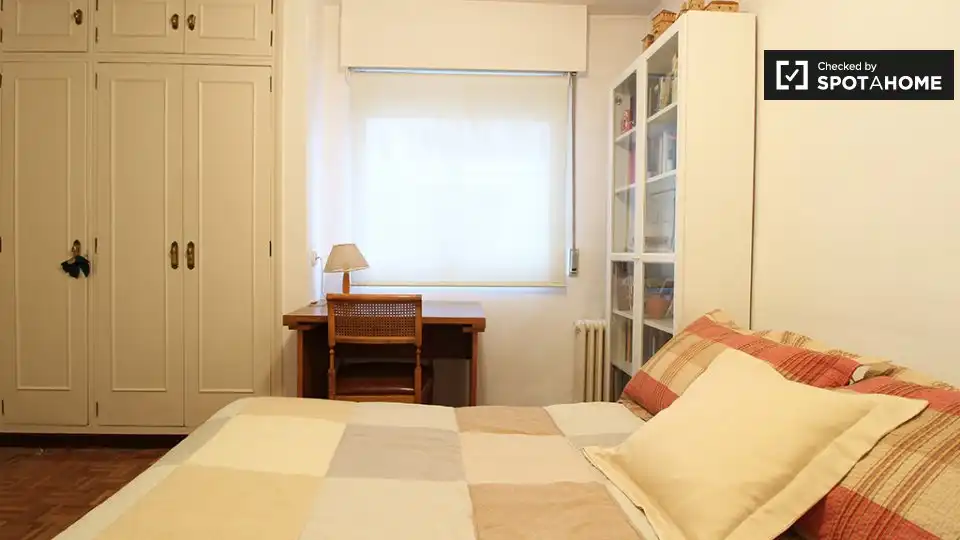 Bedroom of Flat for rent in Madrid  with Air Conditioner, Heating and Furnished