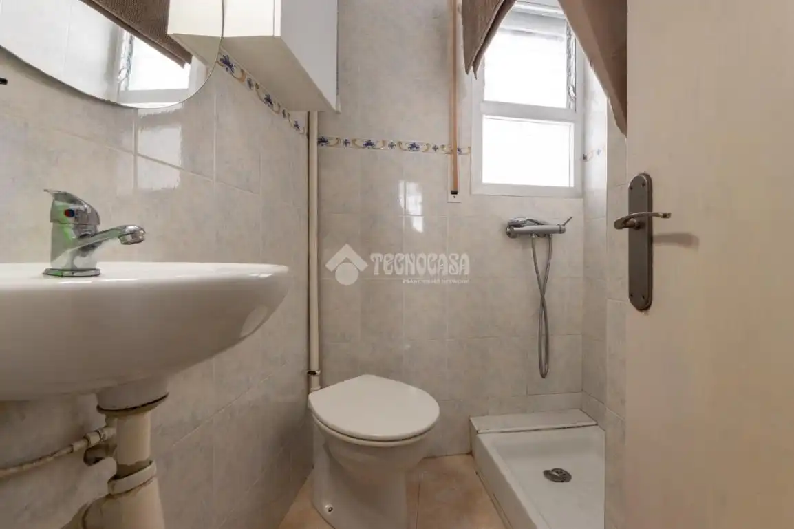 Baño de Estudio en venta en Tarragona con Calefacción y Balcón
