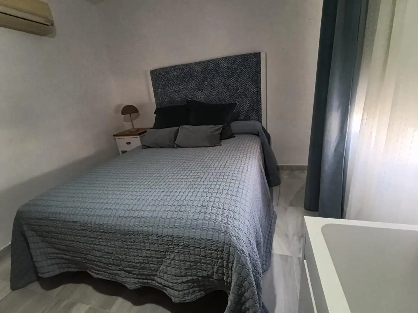 Dormitori de Pis de lloguer en El Ejido amb Aire condicionat, Terrassa i Moblat