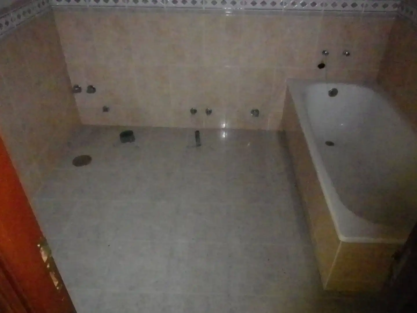 Badezimmer von Einfamilien-Reihenhaus zum Verkauf in Viveiro mit Heizung, Privatgarten und Terrasse