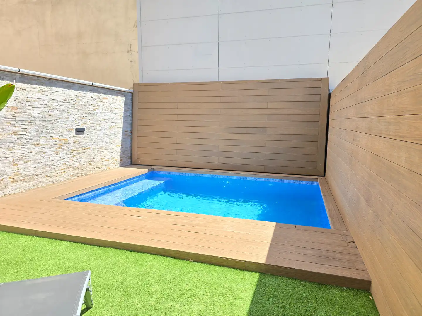 Schwimmbecken von Einfamilien-Reihenhaus zum Verkauf in Sabadell mit Terrasse und Schwimmbad
