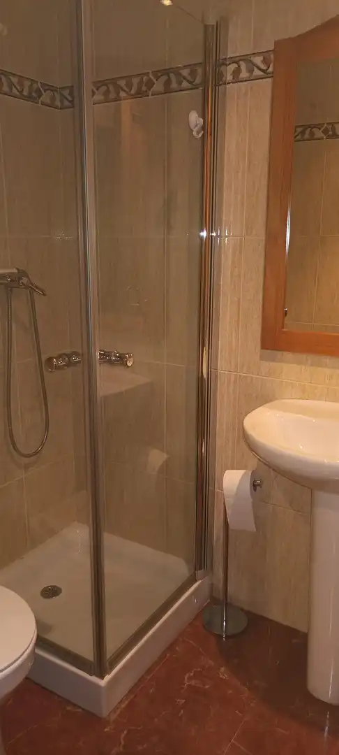 Badezimmer von Maisonette zur Miete in Segovia mit Klimaanlage, Heizung und Parkett