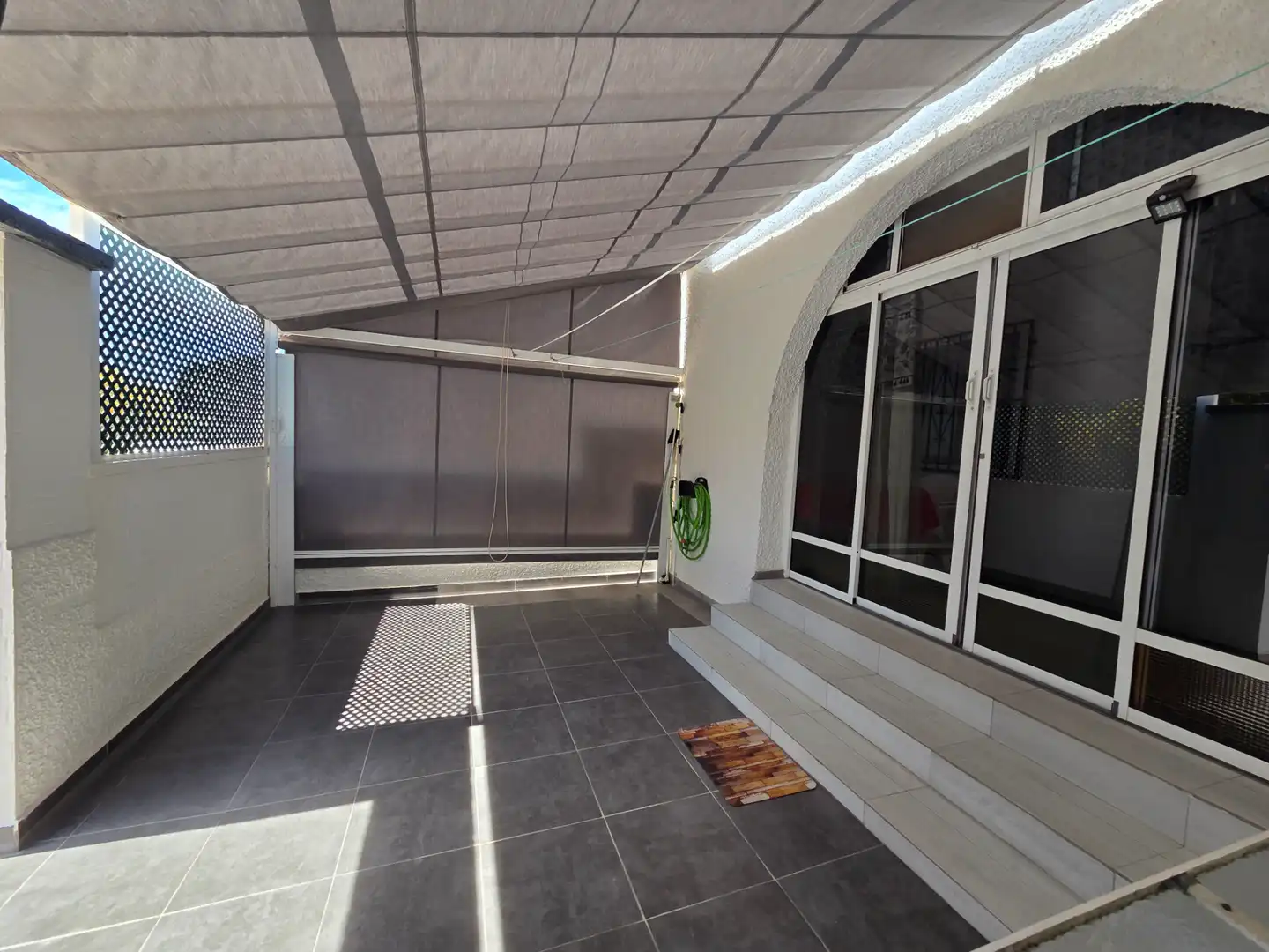 Terrasse von Einfamilien-Reihenhaus zum Verkauf in Torrevieja mit Klimaanlage, Terrasse und Abstellraum