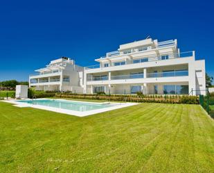 Vista exterior de Planta baixa en venda en Sotogrande amb Aire condicionat, Terrassa i Piscina