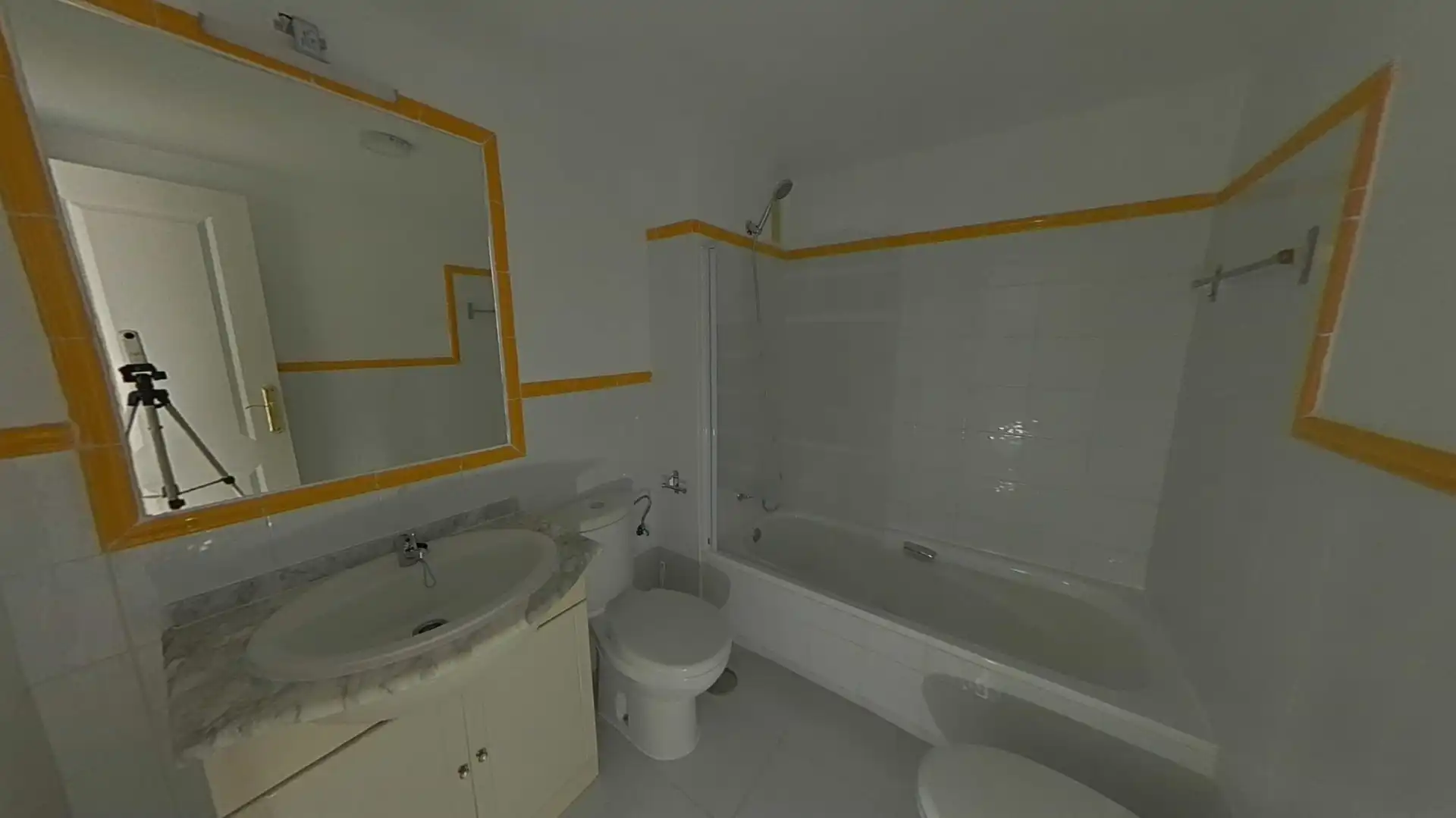 Baño de Piso en venta en Mijas con Trastero y Piscina