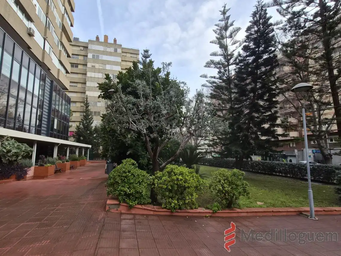 Vista exterior de Oficina de alquiler en Les Corts
