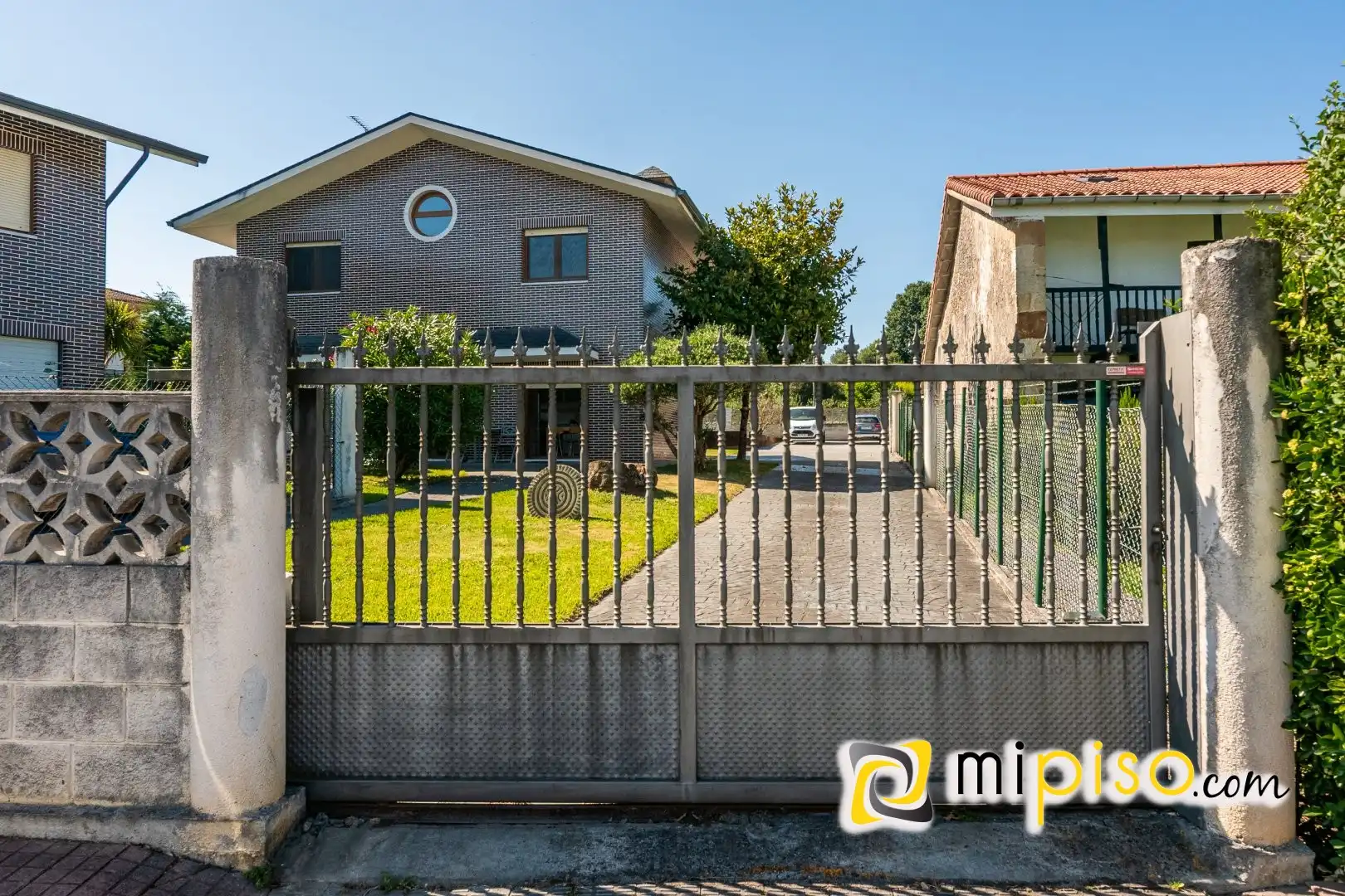 Vista exterior de Casa o xalet en venda en Bárcena de Cicero amb Calefacció, Jardí privat i Piscina