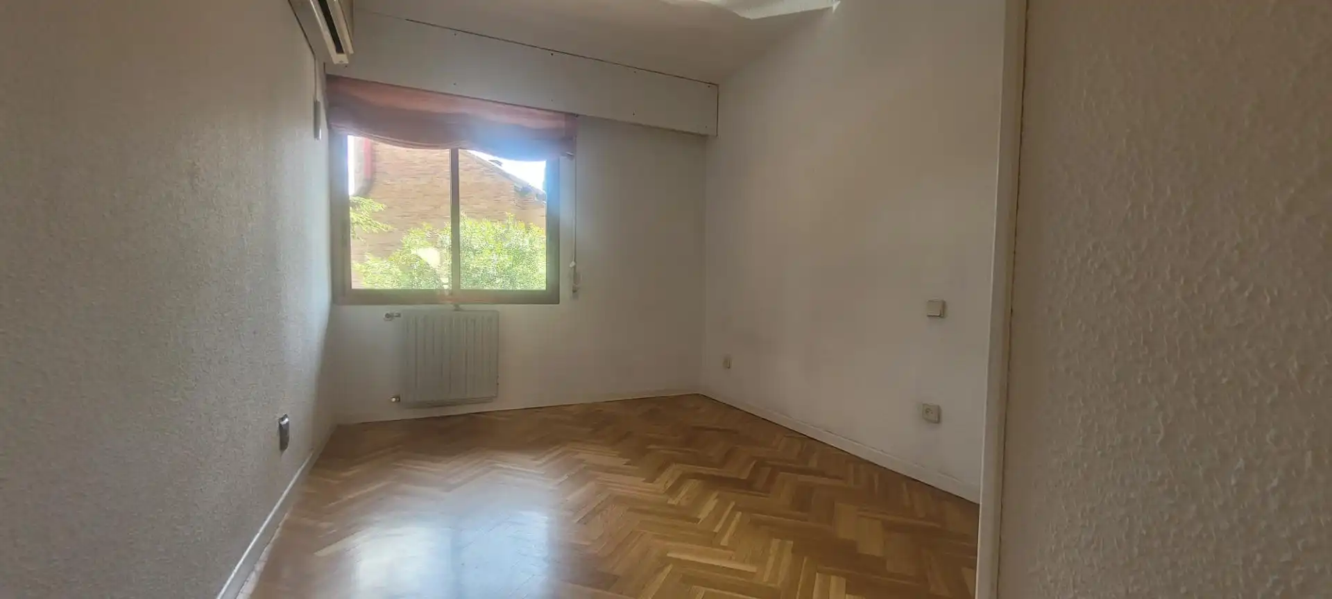 Dormitori de Casa adosada de lloguer en Majadahonda amb Calefacció, Jardí privat i Parquet