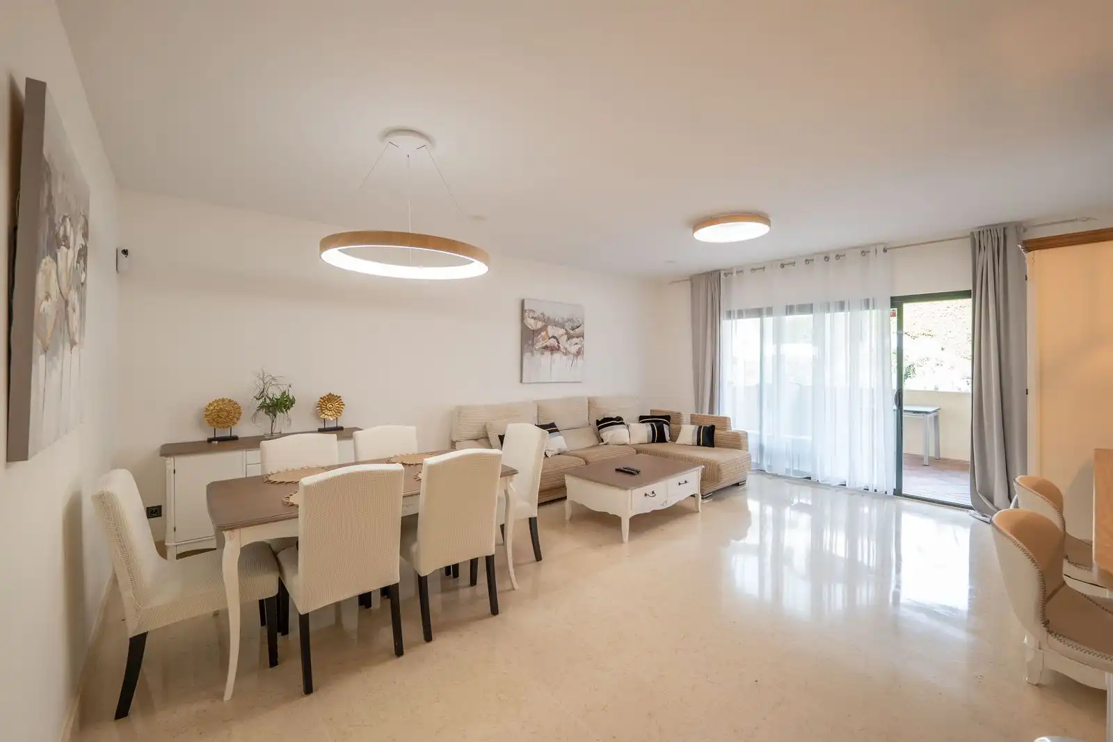 Wohnzimmer von Wohnung zur Miete in Benahavís mit Klimaanlage, Privatgarten und Terrasse