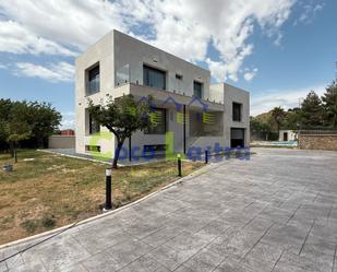 Vista exterior de Casa o xalet en venda en Villamayor amb Aire condicionat, Calefacció i Jardí privat