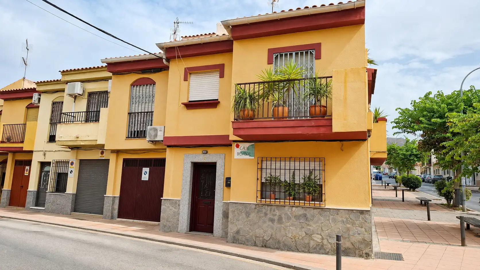 Vista exterior de Casa adosada en venda en Motril amb Terrassa, Traster i Forn