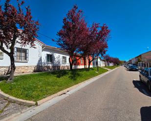 Vista exterior de Casa adosada en venda en Burgos Capital amb Jardí privat i Traster