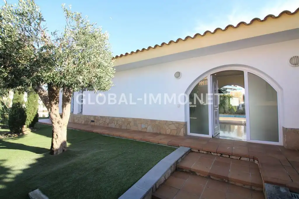 Vista exterior de Casa o chalet en venta en Roses con Aire acondicionado, Calefacción y Jardín privado