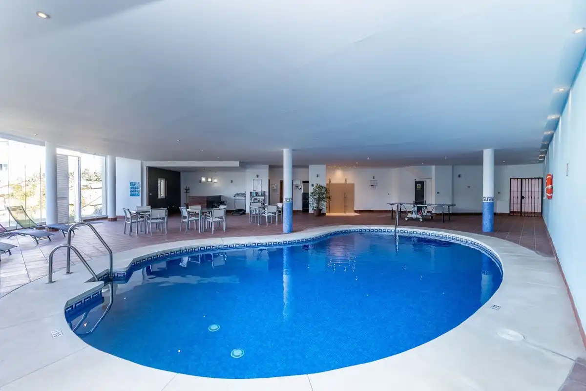 Schwimmbecken von Wohnungen zum Verkauf in Benahavís mit Klimaanlage, Privatgarten und Terrasse