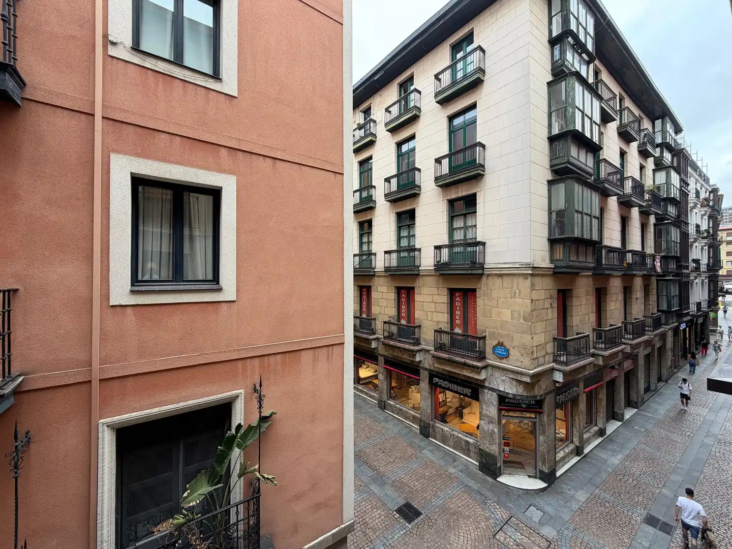 Vista exterior de Piso en venta en Bilbao  con Balcón
