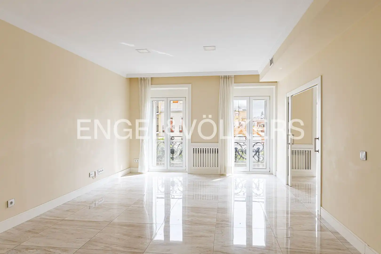 Living room of Flat for rent in Madrid  with Air Conditioner, Heating and Balcony