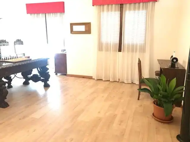 Sala d'estar de Casa o xalet en venda en Cuéllar amb Calefacció, Jardí privat i Terrassa