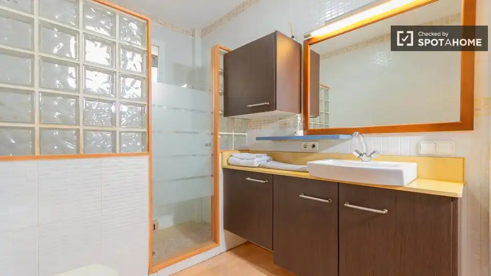 Bathroom of Flat for rent in Valencia  with Air Conditioner, Heating and Furnished