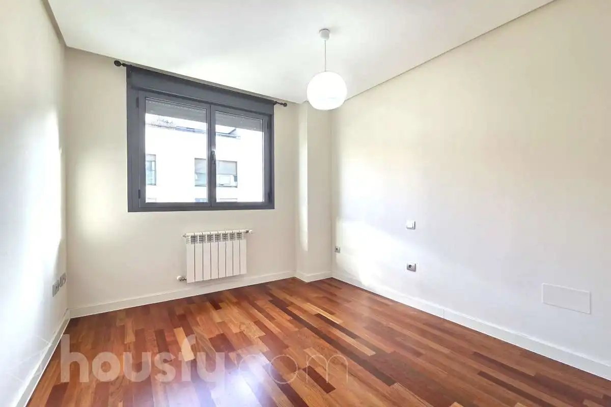 Bedroom of Flat for rent in Madrid  with Air Conditioner, Heating and Storage room