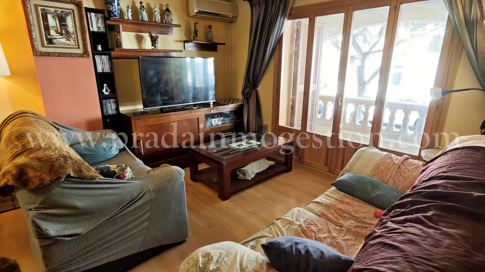 Sala d'estar de Casa adosada en venda en  Palma de Mallorca amb Aire condicionat, Calefacció i Jardí privat