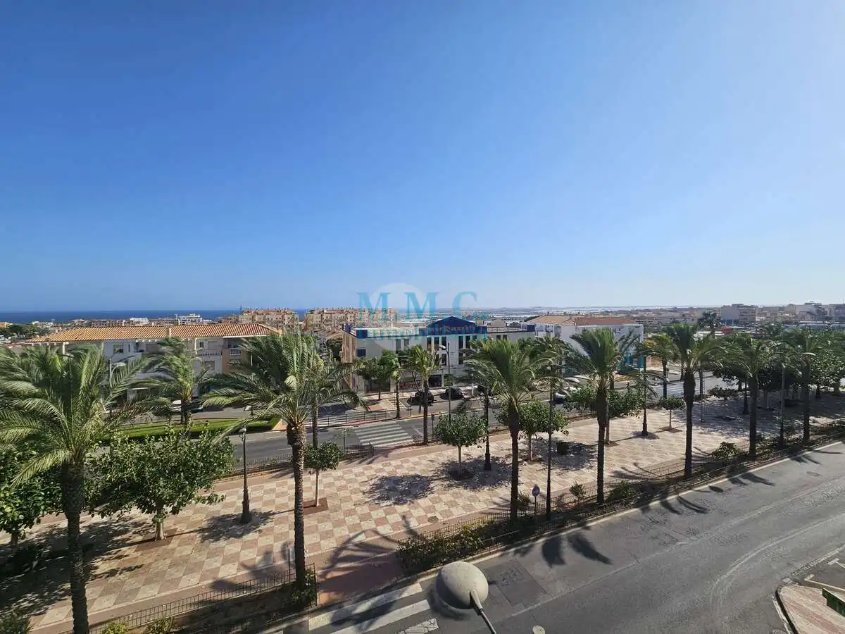Vista exterior de Piso en venta en Roquetas de Mar con Aire acondicionado, Amueblado y Balcón