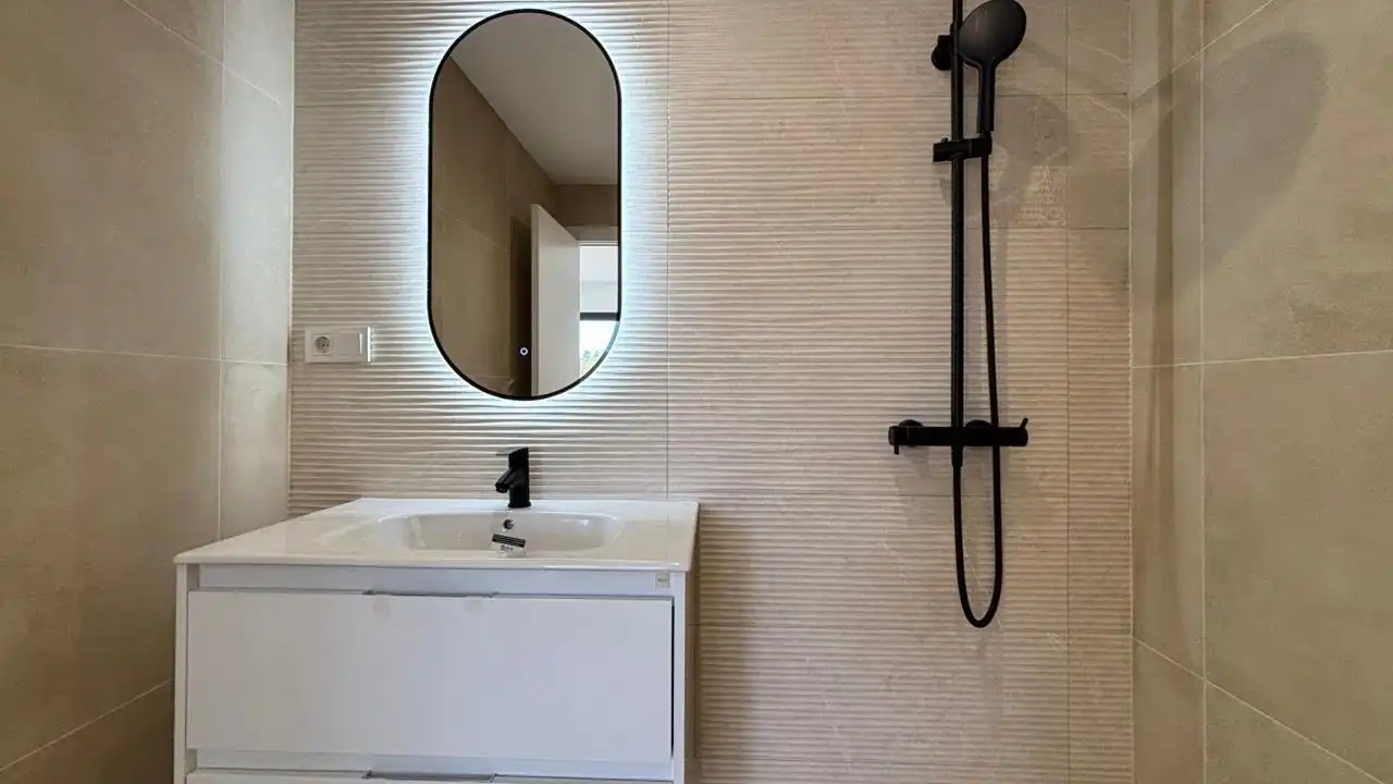 Baño de Casa o chalet de alquiler en Finestrat con Aire acondicionado, Jardín privado y Piscina