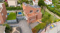 Vista exterior de Casa o xalet en venda en Sant Esteve Sesrovires amb Aire condicionat, Terrassa i Piscina