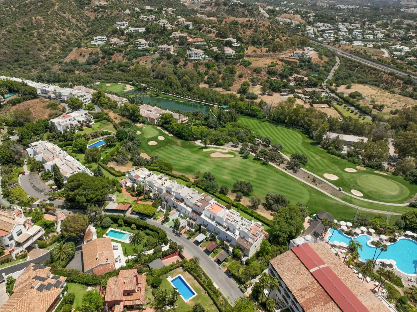 Vista exterior de Casa adosada en venda en Marbella amb Aire condicionat, Calefacció i Jardí privat