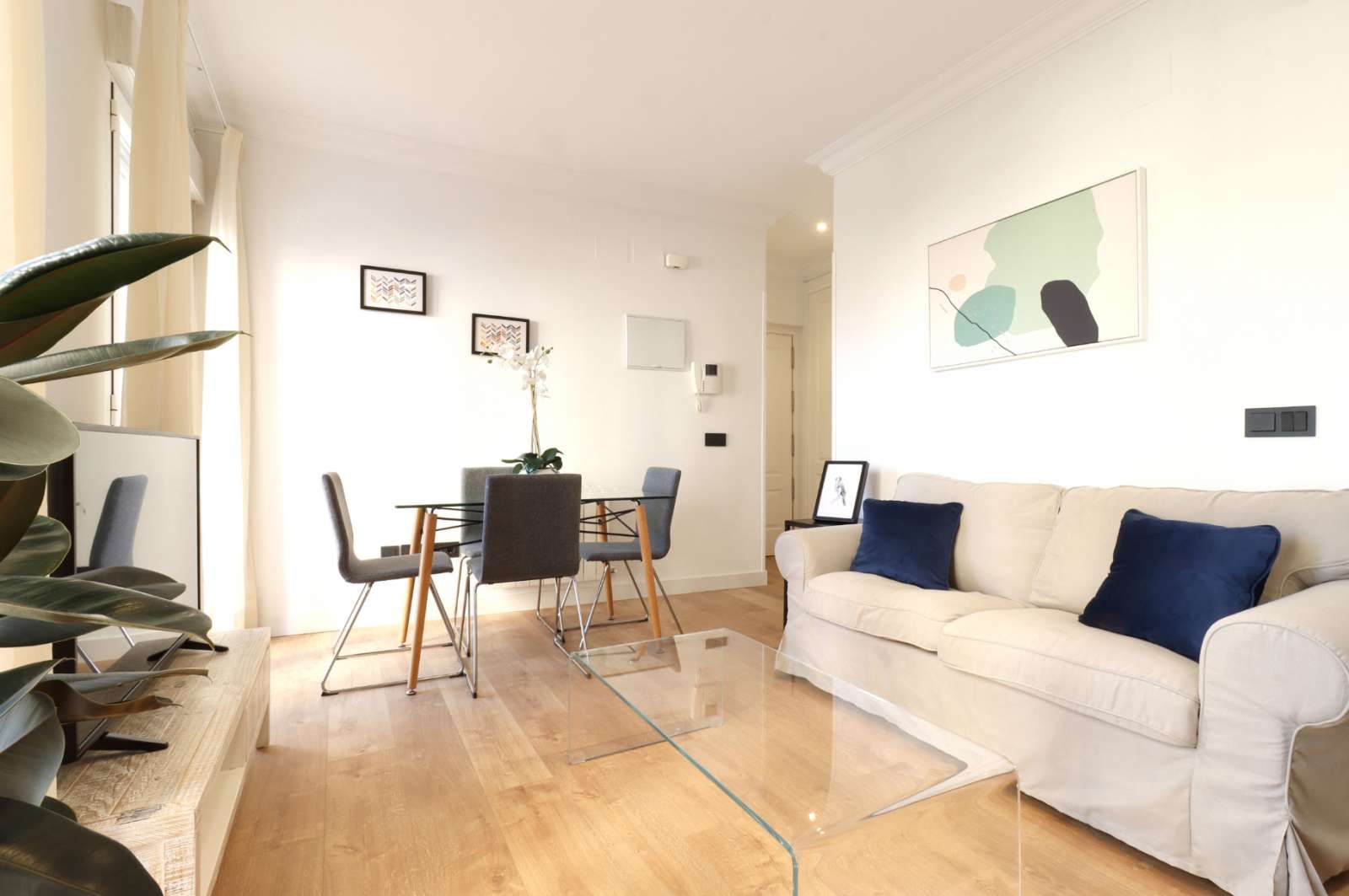 Living room of Study for share in  Madrid Capital  with Air Conditioner, Heating and Terrace