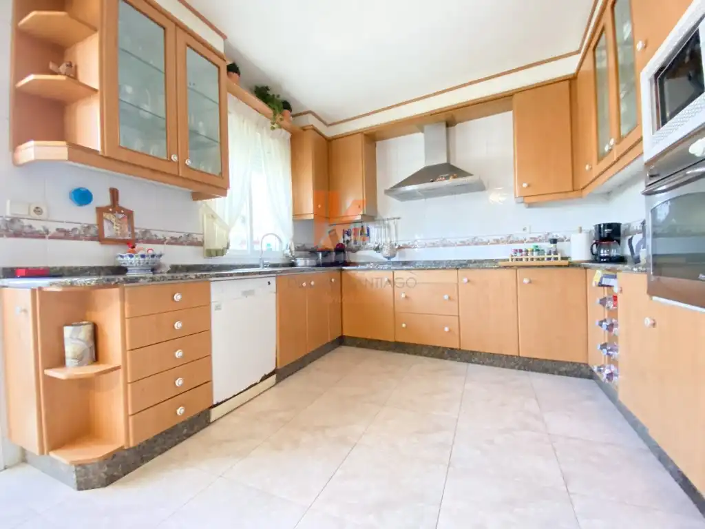 Kitchen of Houses for sale in Santiago de Compostela   with Private garden, Oven and Internet