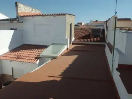 Casa de obra nueva necesita muy leve reforma para terminarla aproximadamente unos 6000 €. Esta compuesta por 3 dormitorios, 1 salo, imatge 2