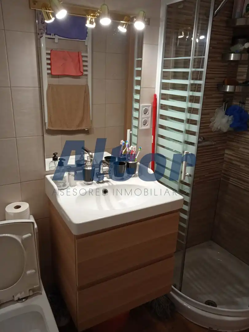 Bathroom of Flat for sale in Madrid