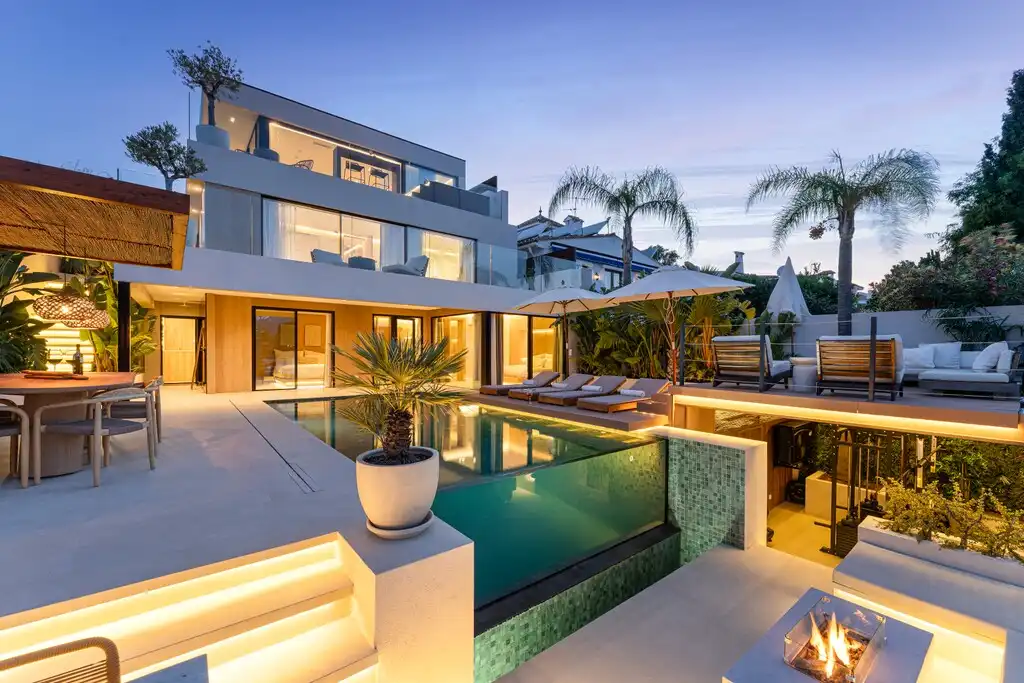 Chalet con piscina en venta en Nueva Andalucía