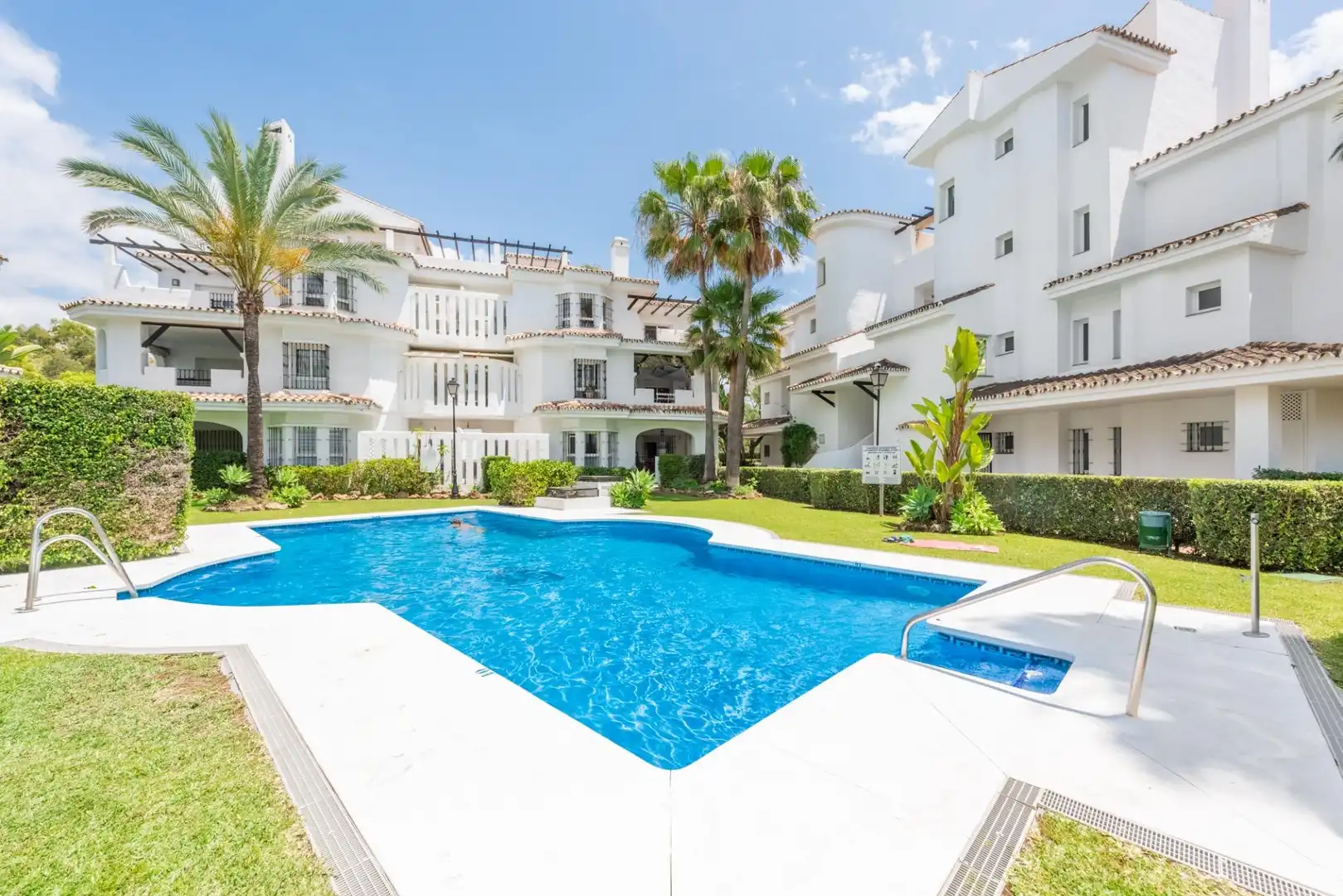 Vista exterior de Apartament en venda en Marbella amb Aire condicionat, Terrassa i Piscina comunitària