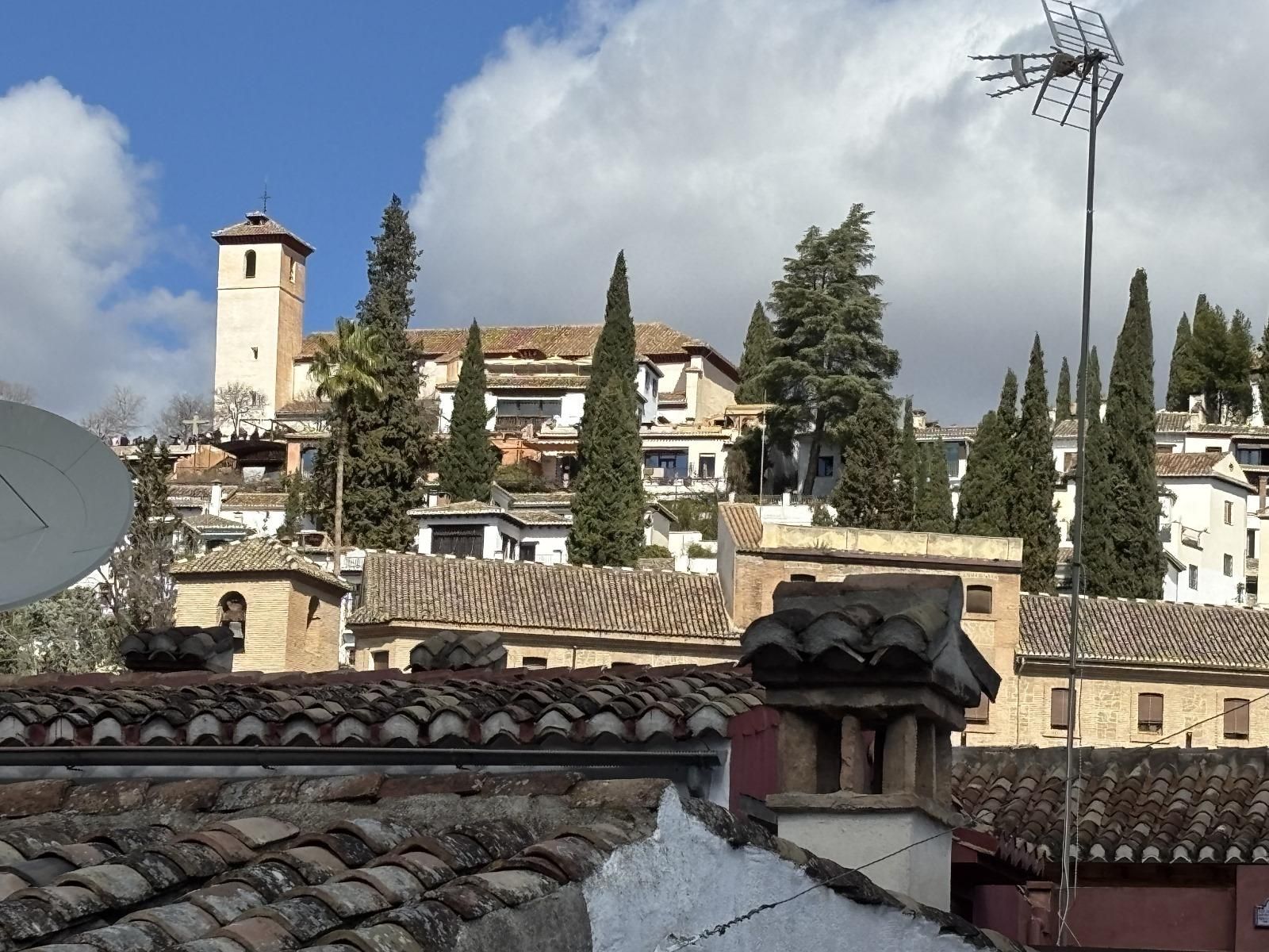 Vista exterior de Àtic de lloguer en  Granada Capital amb Terrassa