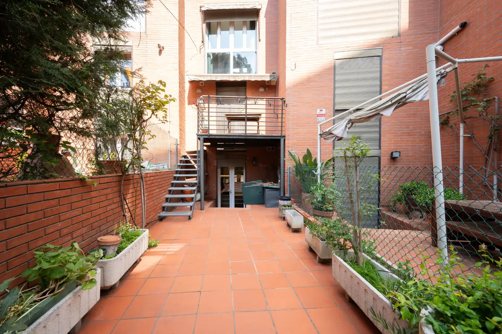 Terrasse von Einfamilien-Reihenhaus zum Verkauf in Sant Cugat del Vallès mit Klimaanlage, Heizung und Privatgarten