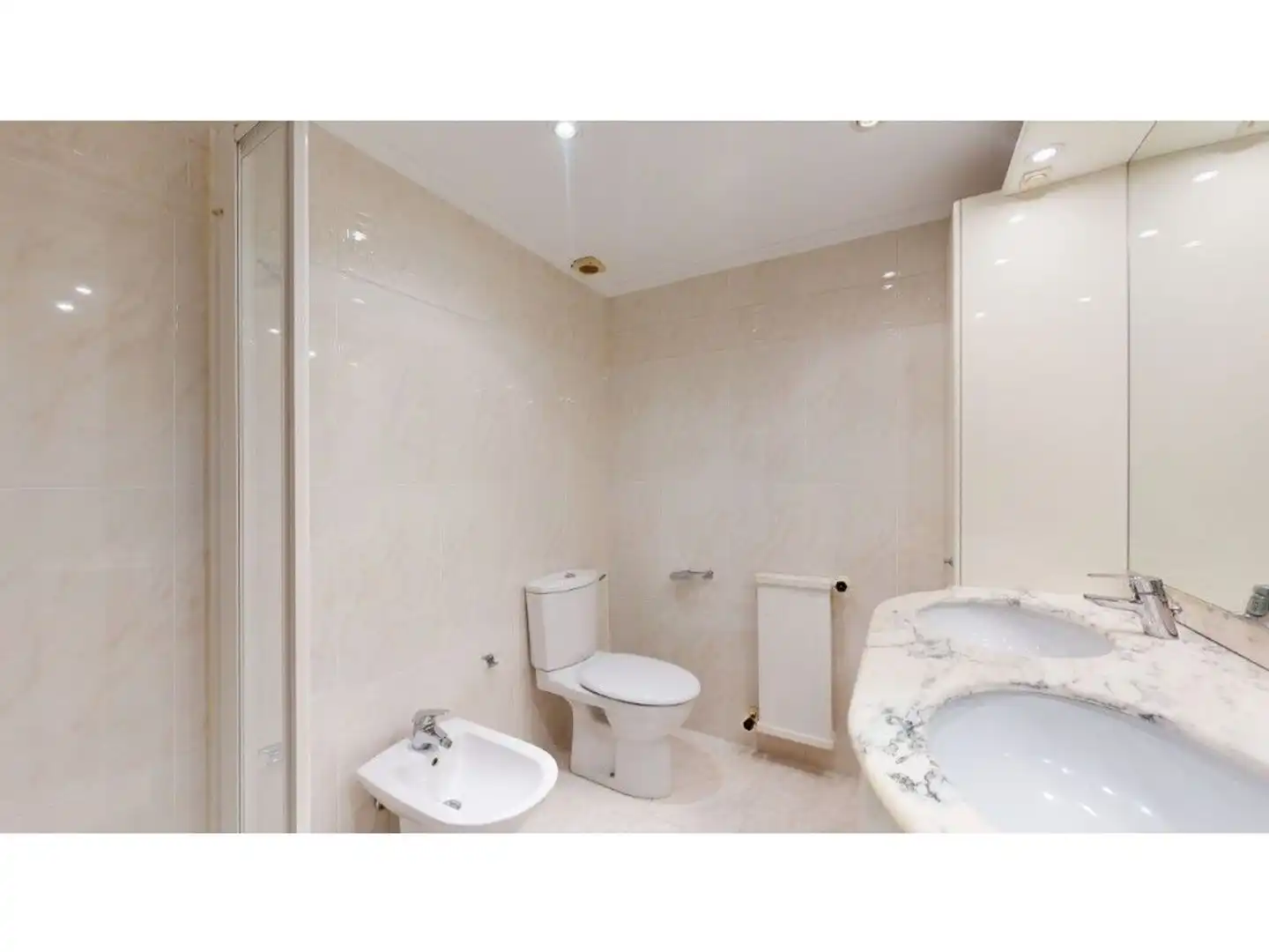 Badezimmer von Wohnung zum Verkauf in Valencia mit Klimaanlage und Privatgarten