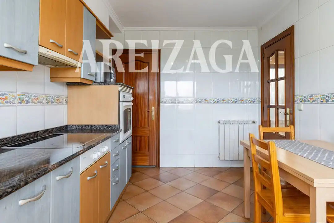 Cuina de Casa adosada en venda en Donostia - San Sebastián  amb Calefacció, Terrassa i Traster