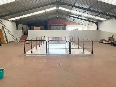Piscina de Nave industrial en venta en Santa Cruz de Bezana